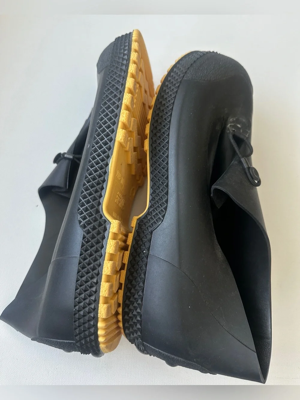 Servus men’s SuperFit Overboots are 100% waterproof.  Size 9/10.